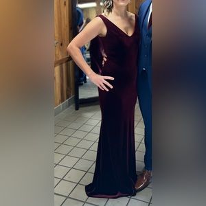 Revelry Dakota Burgundy Velvet Size 6
